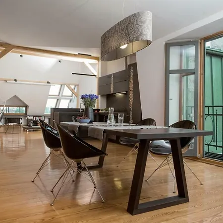 Spacious Loft In Art Nouveau Area דירה *